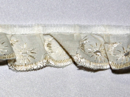 Essential Trimmings Frilled Broderie Anglaise Lace Trim (Value Roll) Cream